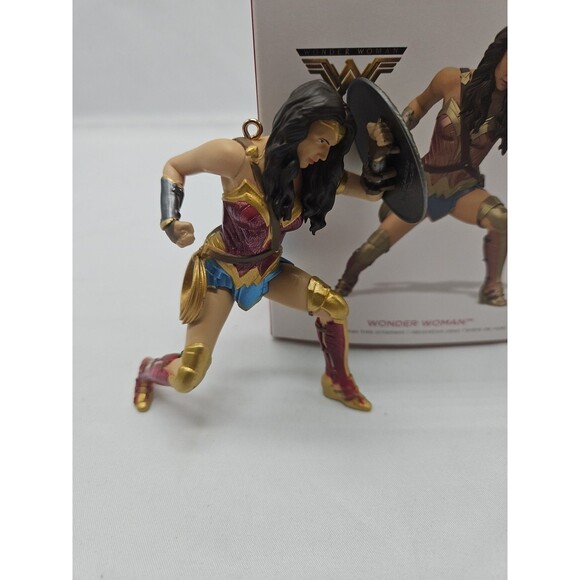 Wonder Woman DC Comics Hallmark Keepsakes Ornament 2018 w/Box - Picture 2 of 15